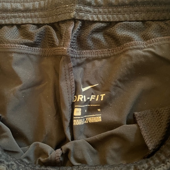 Beautiful Nike dry fit size medium running pants  …comfortable, & stylish - Picture 3 of 9